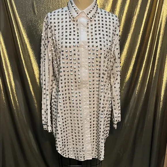 ✨🐈‍⬛ Shop Akria White Oversized Button-Down Shirt 👔 Silver Pyramid Studs - Picture 2 of 5